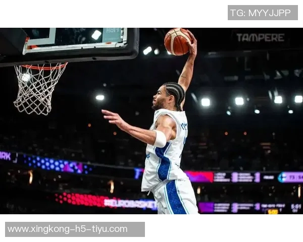 兰德尔半场表现稳定12投4中贡献13分5篮板1助攻状态回暖助力球队奋战